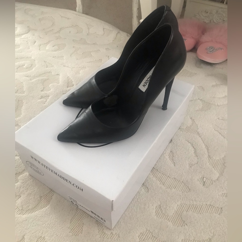 SOLD. Steve Madden Daisie pumps